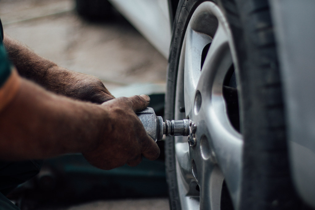 5 Important Steps for Changing a Car Tire