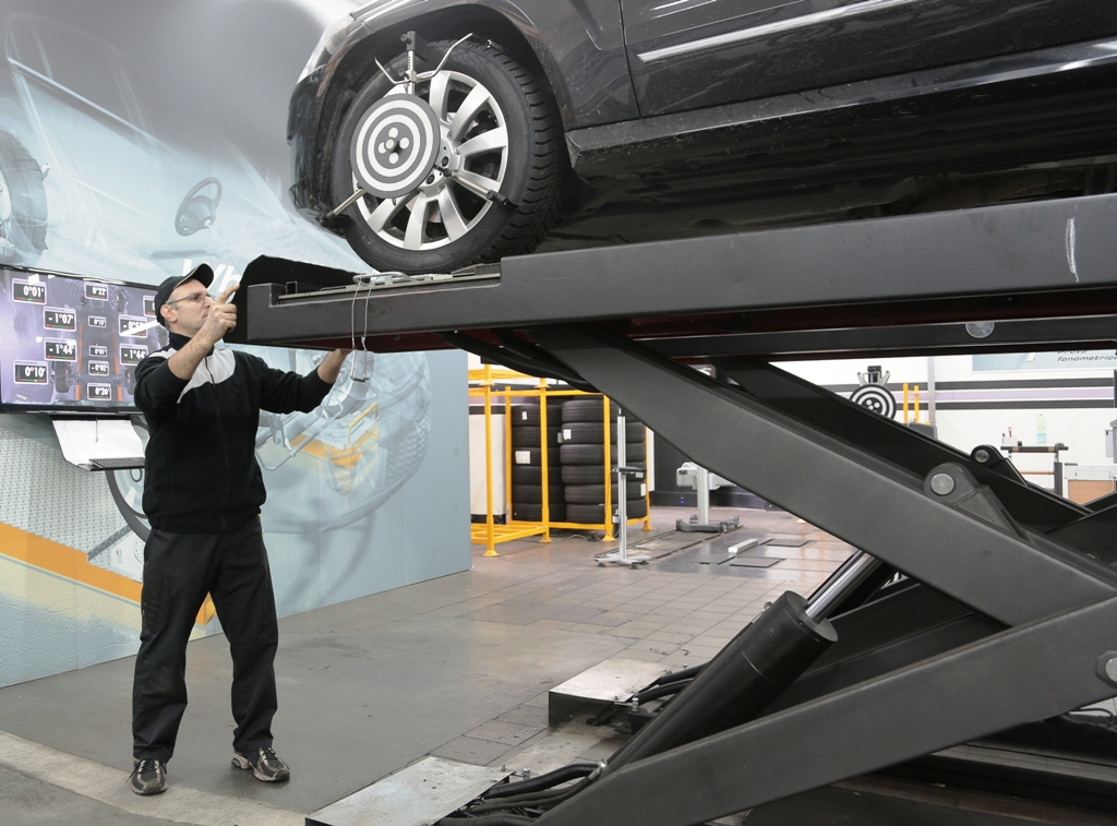 How to Make Car Maintenance a Breeze with a Car Lift