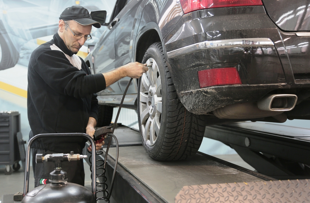 How to Make Car Maintenance a Breeze with a Car Lift