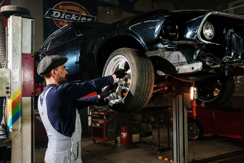 How to Make Car Maintenance a Breeze with a Car Lift