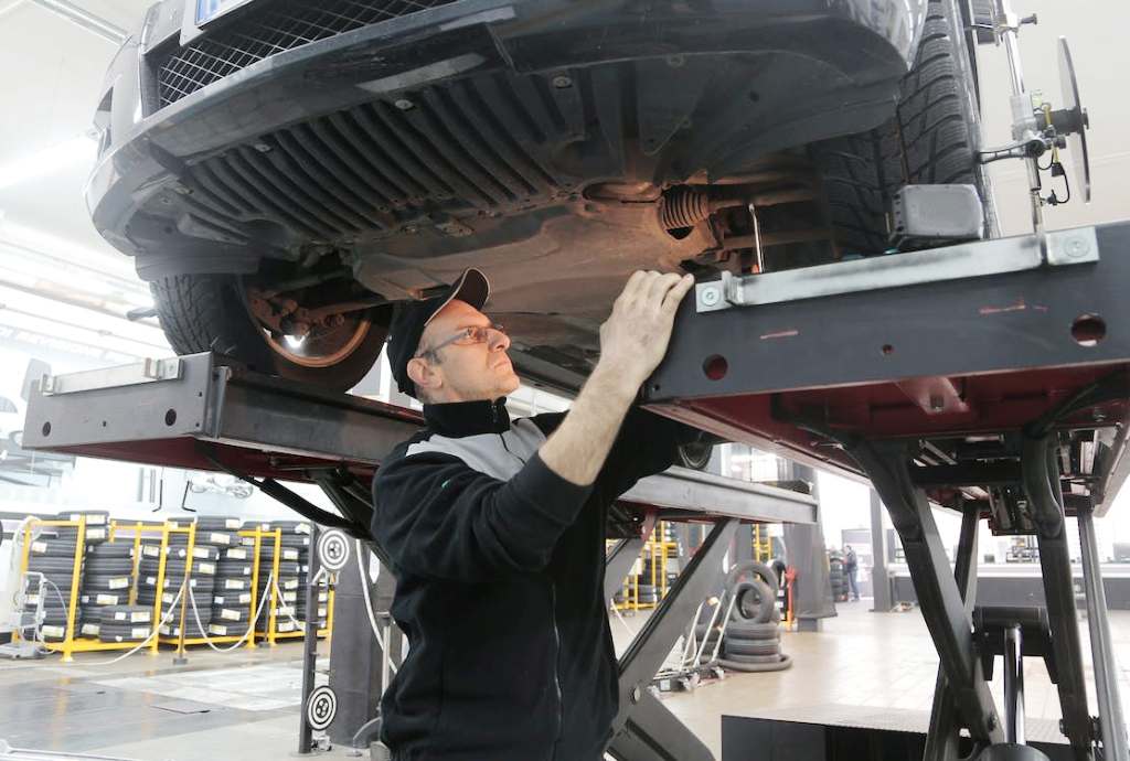 How to Make Car Maintenance a Breeze with a Car Lift